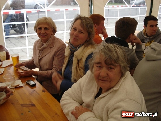 Zdjęcie w galerii na portalu naszraciborz.pl: Enigmatyczne kobiety Lou Bega na majówce? wiadomości z regionu