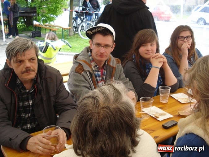 Zdjęcie w galerii na portalu naszraciborz.pl: Enigmatyczne kobiety Lou Bega na majówce? wiadomości z regionu