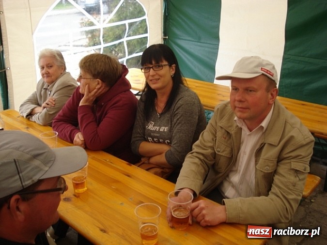 Zdjęcie w galerii na portalu naszraciborz.pl: Enigmatyczne kobiety Lou Bega na majówce? wiadomości z regionu