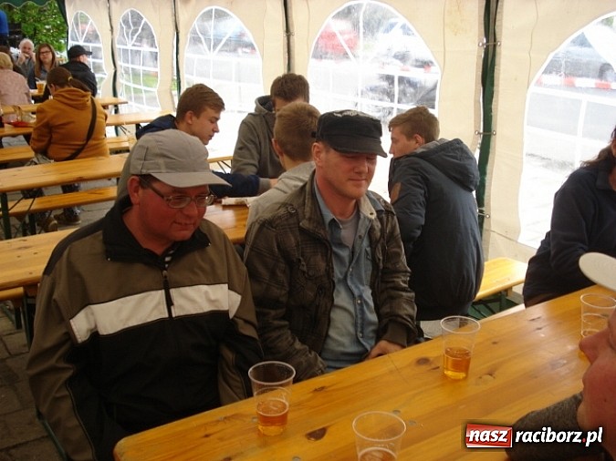 Zdjęcie w galerii na portalu naszraciborz.pl: Enigmatyczne kobiety Lou Bega na majówce? wiadomości z regionu