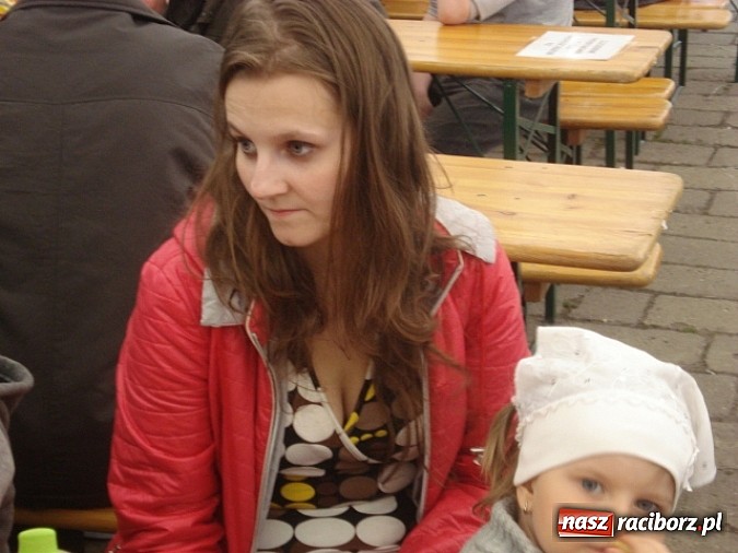 Zdjęcie w galerii na portalu naszraciborz.pl: Enigmatyczne kobiety Lou Bega na majówce? wiadomości z regionu