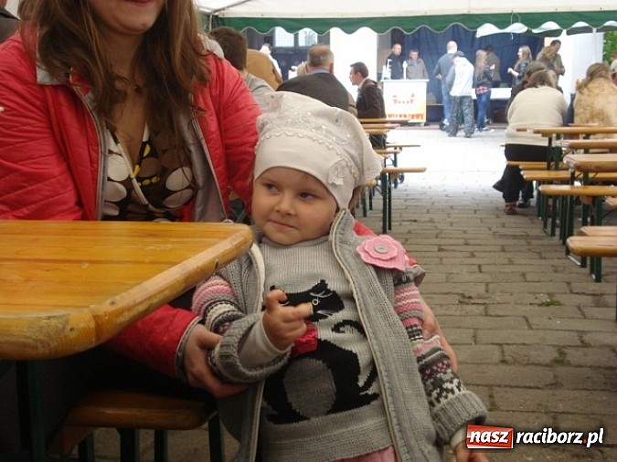 Zdjęcie w galerii na portalu naszraciborz.pl: Enigmatyczne kobiety Lou Bega na majówce? wiadomości z regionu