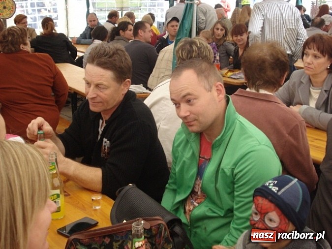 Zdjęcie w galerii na portalu naszraciborz.pl: Enigmatyczne kobiety Lou Bega na majówce? wiadomości z regionu