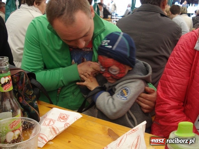 Zdjęcie w galerii na portalu naszraciborz.pl: Enigmatyczne kobiety Lou Bega na majówce? wiadomości z regionu