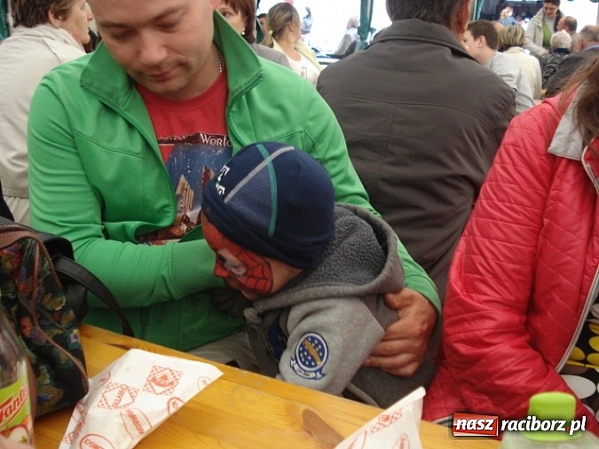 Zdjęcie w galerii na portalu naszraciborz.pl: Enigmatyczne kobiety Lou Bega na majówce? wiadomości z regionu