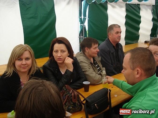 Zdjęcie w galerii na portalu naszraciborz.pl: Enigmatyczne kobiety Lou Bega na majówce? wiadomości z regionu