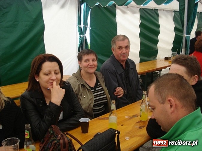 Zdjęcie w galerii na portalu naszraciborz.pl: Enigmatyczne kobiety Lou Bega na majówce? wiadomości z regionu