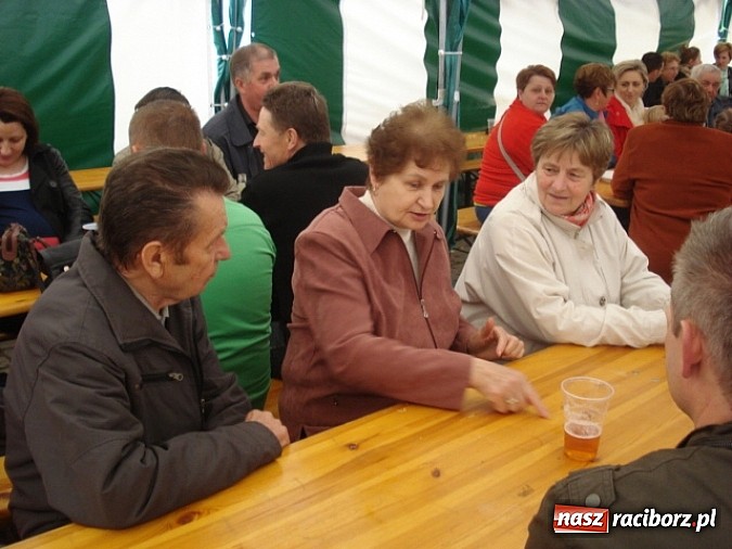 Zdjęcie w galerii na portalu naszraciborz.pl: Enigmatyczne kobiety Lou Bega na majówce? wiadomości z regionu