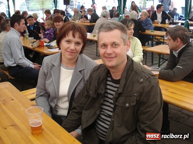 Zdjęcie w galerii na portalu naszraciborz.pl: Enigmatyczne kobiety Lou Bega na majówce? wiadomości z regionu