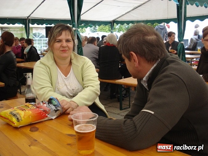 Zdjęcie w galerii na portalu naszraciborz.pl: Enigmatyczne kobiety Lou Bega na majówce? wiadomości z regionu