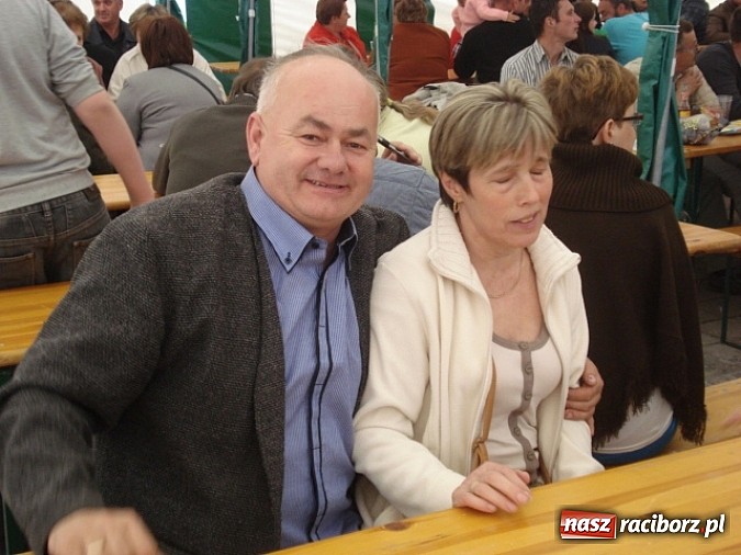 Zdjęcie w galerii na portalu naszraciborz.pl: Enigmatyczne kobiety Lou Bega na majówce? wiadomości z regionu