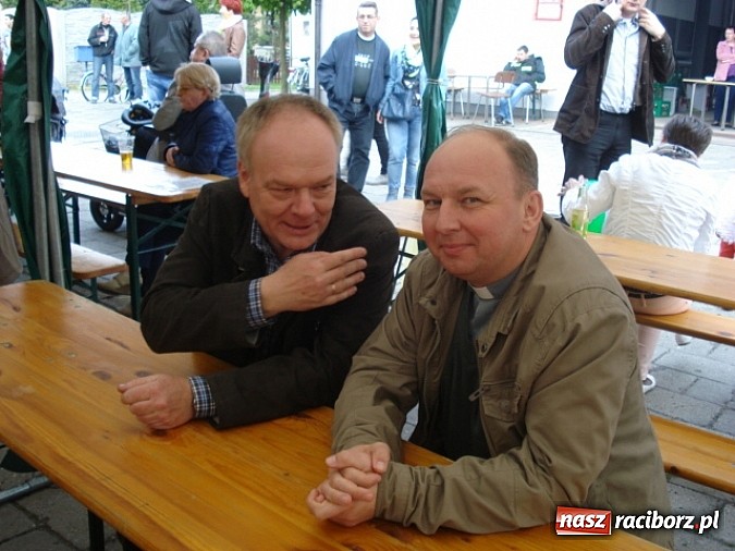 Zdjęcie w galerii na portalu naszraciborz.pl: Enigmatyczne kobiety Lou Bega na majówce? wiadomości z regionu