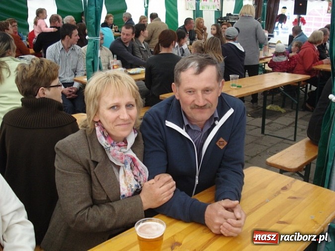 Zdjęcie w galerii na portalu naszraciborz.pl: Enigmatyczne kobiety Lou Bega na majówce? wiadomości z regionu