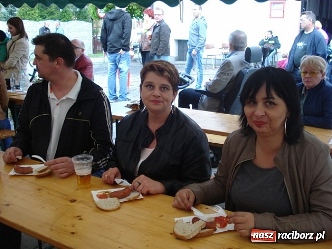 Zdjęcie w galerii na portalu naszraciborz.pl: Enigmatyczne kobiety Lou Bega na majówce? wiadomości z regionu