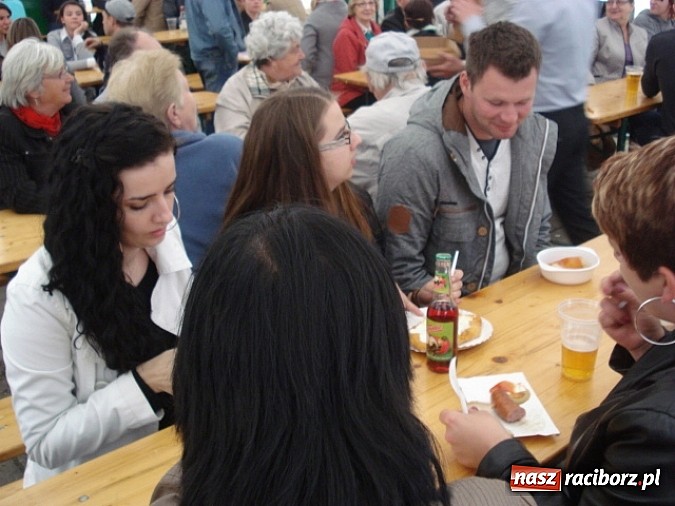 Zdjęcie w galerii na portalu naszraciborz.pl: Enigmatyczne kobiety Lou Bega na majówce? wiadomości z regionu