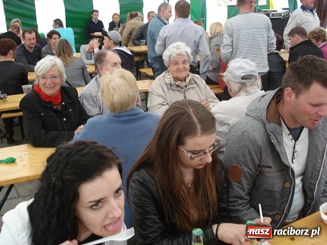 Zdjęcie w galerii na portalu naszraciborz.pl: Enigmatyczne kobiety Lou Bega na majówce? wiadomości z regionu