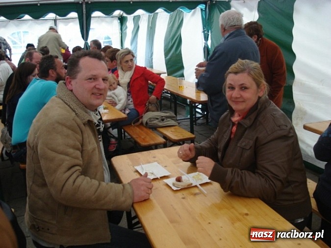 Zdjęcie w galerii na portalu naszraciborz.pl: Enigmatyczne kobiety Lou Bega na majówce? wiadomości z regionu