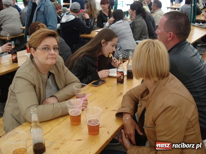 Zdjęcie w galerii na portalu naszraciborz.pl: Enigmatyczne kobiety Lou Bega na majówce? wiadomości z regionu