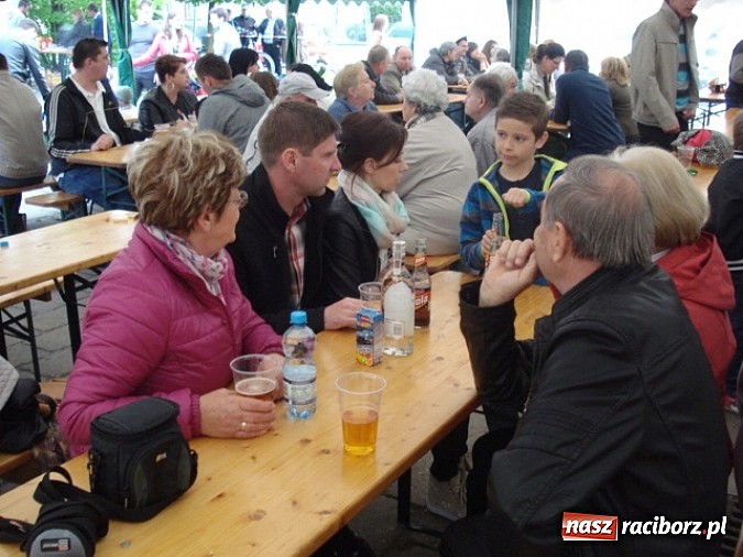 Zdjęcie w galerii na portalu naszraciborz.pl: Enigmatyczne kobiety Lou Bega na majówce? wiadomości z regionu