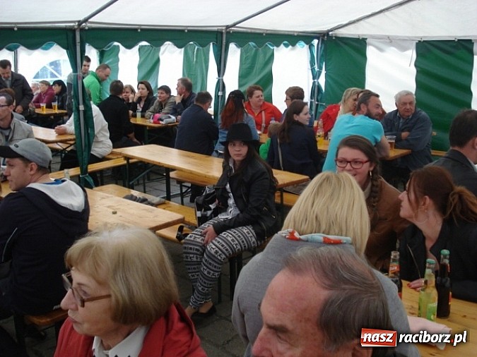 Zdjęcie w galerii na portalu naszraciborz.pl: Enigmatyczne kobiety Lou Bega na majówce? wiadomości z regionu