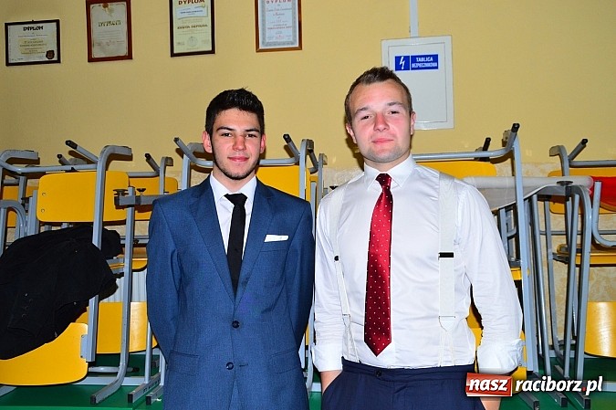 Zdjęcie w galerii na portalu naszraciborz.pl: Maturzyści z ZSZ i Budowlanki zmierzyli się m.in. z Dziadami wiadomości z regionu