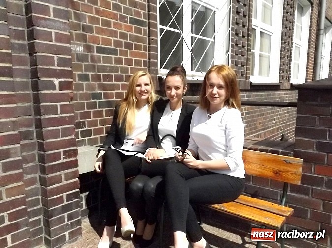 Zdjęcie w galerii na portalu naszraciborz.pl: Maturzyści z ZSZ i Budowlanki zmierzyli się m.in. z Dziadami wiadomości z regionu