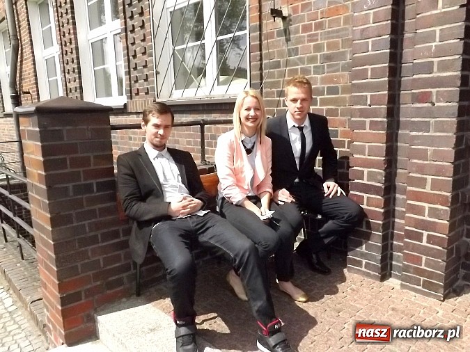 Zdjęcie w galerii na portalu naszraciborz.pl: Maturzyści z ZSZ i Budowlanki zmierzyli się m.in. z Dziadami wiadomości z regionu