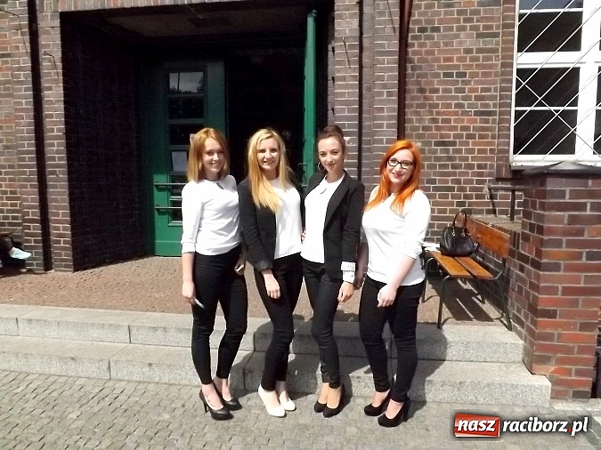 Zdjęcie w galerii na portalu naszraciborz.pl: Maturzyści z ZSZ i Budowlanki zmierzyli się m.in. z Dziadami wiadomości z regionu