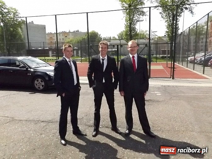 Zdjęcie w galerii na portalu naszraciborz.pl: Maturzyści z ZSZ i Budowlanki zmierzyli się m.in. z Dziadami wiadomości z regionu