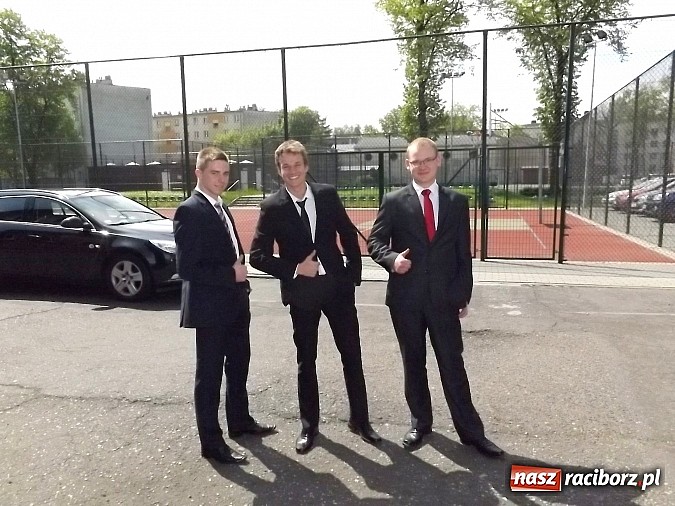 Zdjęcie w galerii na portalu naszraciborz.pl: Maturzyści z ZSZ i Budowlanki zmierzyli się m.in. z Dziadami wiadomości z regionu