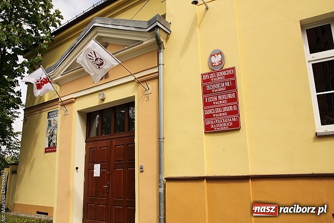 Zdjęcie w galerii na portalu naszraciborz.pl: Ekonomik. Pierwsze koty za płoty - matura z polskiego zakończona wiadomości z regionu