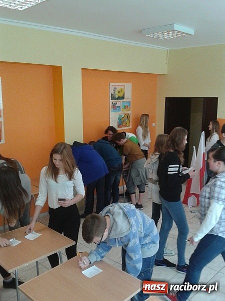 Zdjęcie w galerii na portalu naszraciborz.pl: Nie bądź durny, idź do urny, czyli kogo na prezydenta wybrali uczniowie G1 wiadomości z regionu