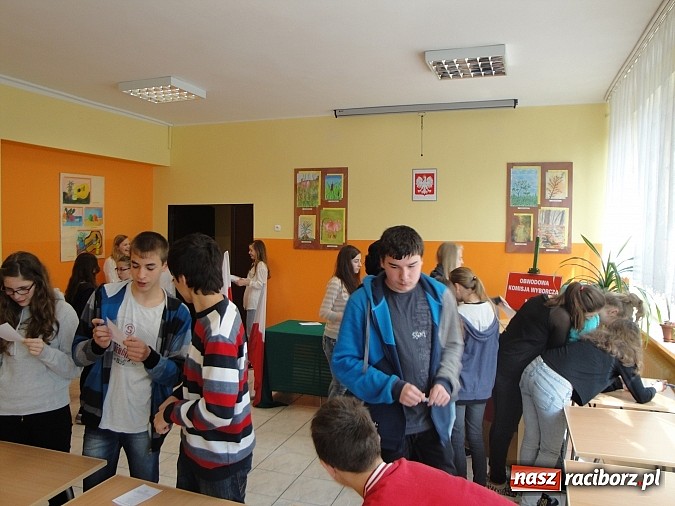 Zdjęcie w galerii na portalu naszraciborz.pl: Nie bądź durny, idź do urny, czyli kogo na prezydenta wybrali uczniowie G1 wiadomości z regionu