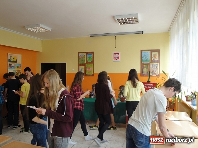 Zdjęcie w galerii na portalu naszraciborz.pl: Nie bądź durny, idź do urny, czyli kogo na prezydenta wybrali uczniowie G1 wiadomości z regionu