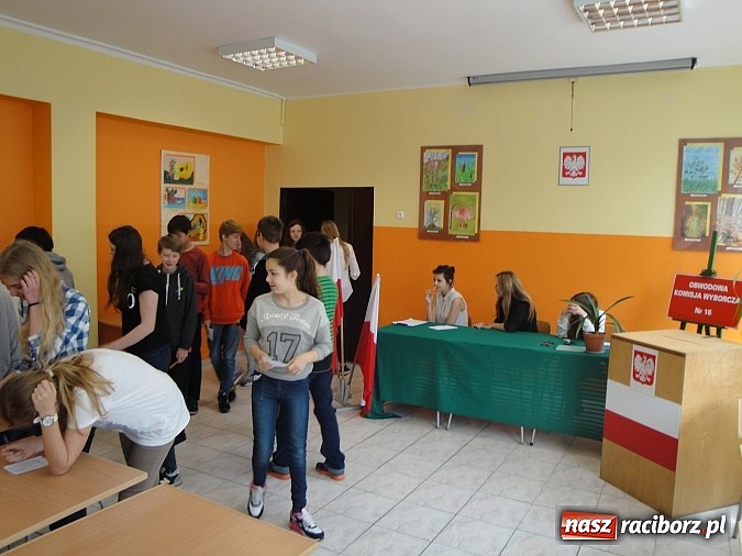 Zdjęcie w galerii na portalu naszraciborz.pl: Nie bądź durny, idź do urny, czyli kogo na prezydenta wybrali uczniowie G1 wiadomości z regionu
