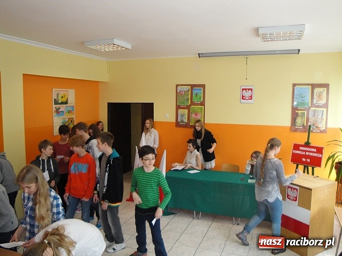 Zdjęcie w galerii na portalu naszraciborz.pl: Nie bądź durny, idź do urny, czyli kogo na prezydenta wybrali uczniowie G1 wiadomości z regionu