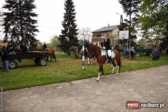 Zdjęcie w galerii na portalu naszraciborz.pl: W Pogrzebieniu 137. raz szli w procesji na św. Floriana. Prosili o ochronę przed gradem wiadomości z regionu
