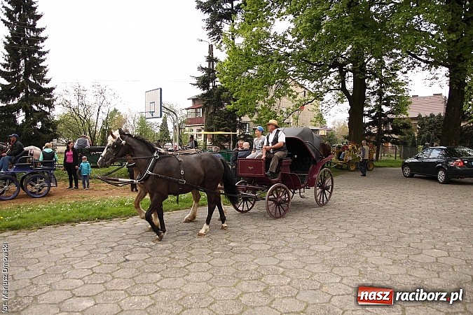Zdjęcie w galerii na portalu naszraciborz.pl: W Pogrzebieniu 137. raz szli w procesji na św. Floriana. Prosili o ochronę przed gradem wiadomości z regionu