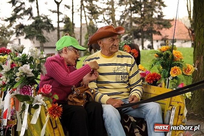 Zdjęcie w galerii na portalu naszraciborz.pl: W Pogrzebieniu 137. raz szli w procesji na św. Floriana. Prosili o ochronę przed gradem wiadomości z regionu