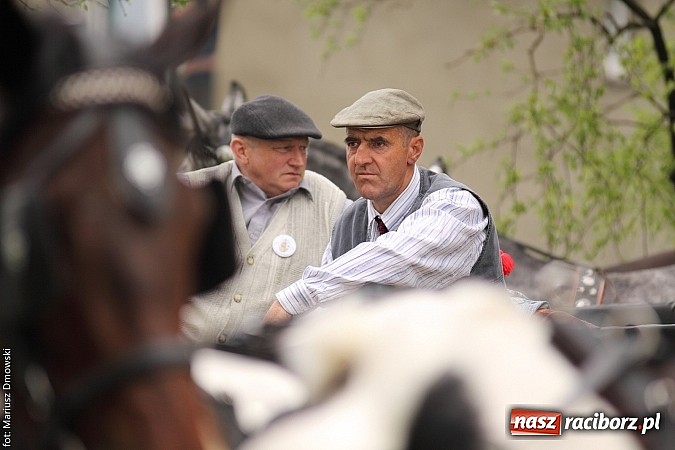 Zdjęcie w galerii na portalu naszraciborz.pl: W Pogrzebieniu 137. raz szli w procesji na św. Floriana. Prosili o ochronę przed gradem wiadomości z regionu