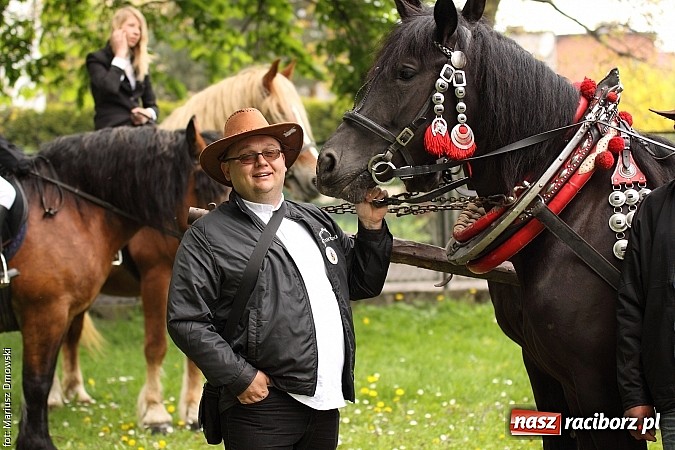 Zdjęcie w galerii na portalu naszraciborz.pl: W Pogrzebieniu 137. raz szli w procesji na św. Floriana. Prosili o ochronę przed gradem wiadomości z regionu
