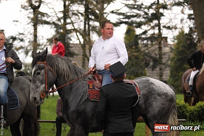 Zdjęcie w galerii na portalu naszraciborz.pl: W Pogrzebieniu 137. raz szli w procesji na św. Floriana. Prosili o ochronę przed gradem wiadomości z regionu