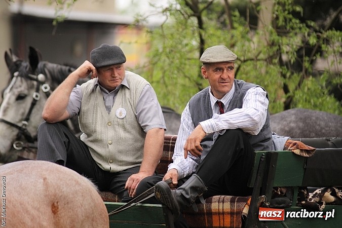 Zdjęcie w galerii na portalu naszraciborz.pl: W Pogrzebieniu 137. raz szli w procesji na św. Floriana. Prosili o ochronę przed gradem wiadomości z regionu