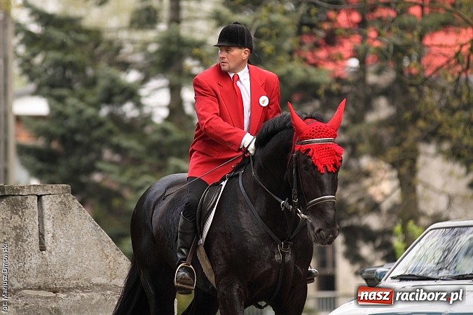 Zdjęcie w galerii na portalu naszraciborz.pl: W Pogrzebieniu 137. raz szli w procesji na św. Floriana. Prosili o ochronę przed gradem wiadomości z regionu