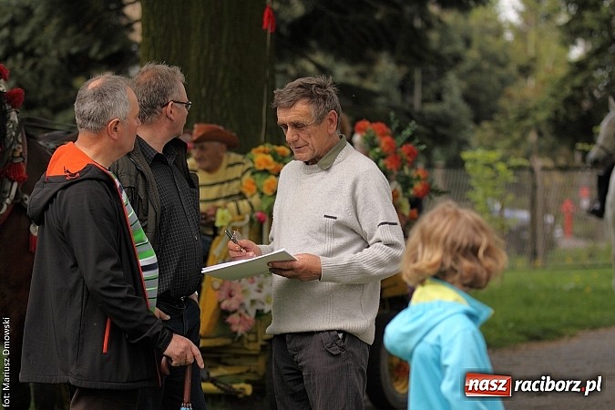 Zdjęcie w galerii na portalu naszraciborz.pl: W Pogrzebieniu 137. raz szli w procesji na św. Floriana. Prosili o ochronę przed gradem wiadomości z regionu