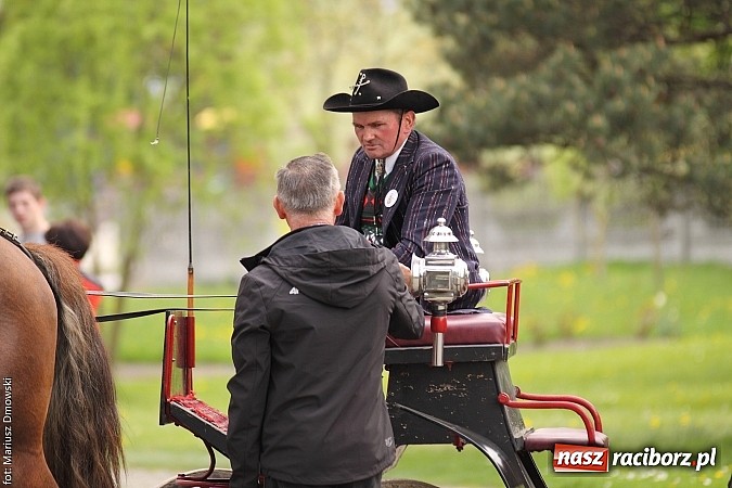 Zdjęcie w galerii na portalu naszraciborz.pl: W Pogrzebieniu 137. raz szli w procesji na św. Floriana. Prosili o ochronę przed gradem wiadomości z regionu