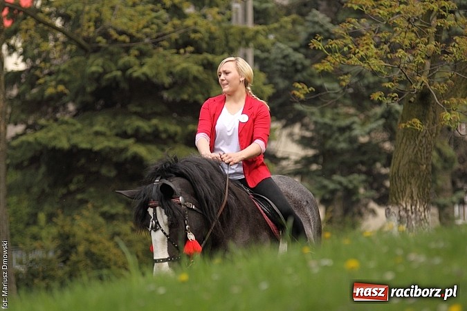 Zdjęcie w galerii na portalu naszraciborz.pl: W Pogrzebieniu 137. raz szli w procesji na św. Floriana. Prosili o ochronę przed gradem wiadomości z regionu