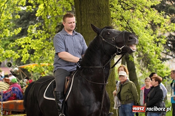 Zdjęcie w galerii na portalu naszraciborz.pl: W Pogrzebieniu 137. raz szli w procesji na św. Floriana. Prosili o ochronę przed gradem wiadomości z regionu