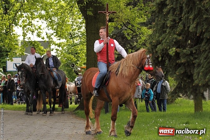 Zdjęcie w galerii na portalu naszraciborz.pl: W Pogrzebieniu 137. raz szli w procesji na św. Floriana. Prosili o ochronę przed gradem wiadomości z regionu
