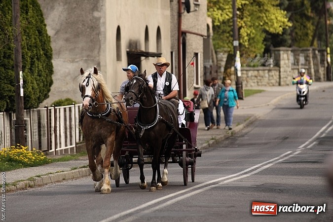 Zdjęcie w galerii na portalu naszraciborz.pl: W Pogrzebieniu 137. raz szli w procesji na św. Floriana. Prosili o ochronę przed gradem wiadomości z regionu